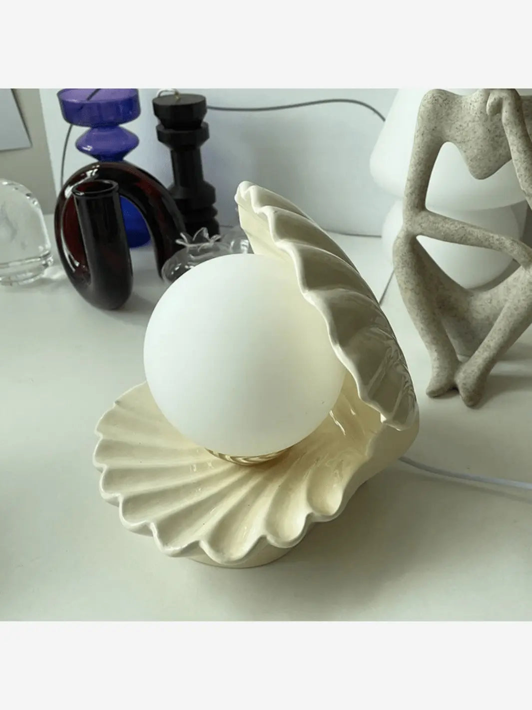 lampe de chevet en ceramique en forme de coquillage qui s ouvre sur une perle qui s allume design moderne