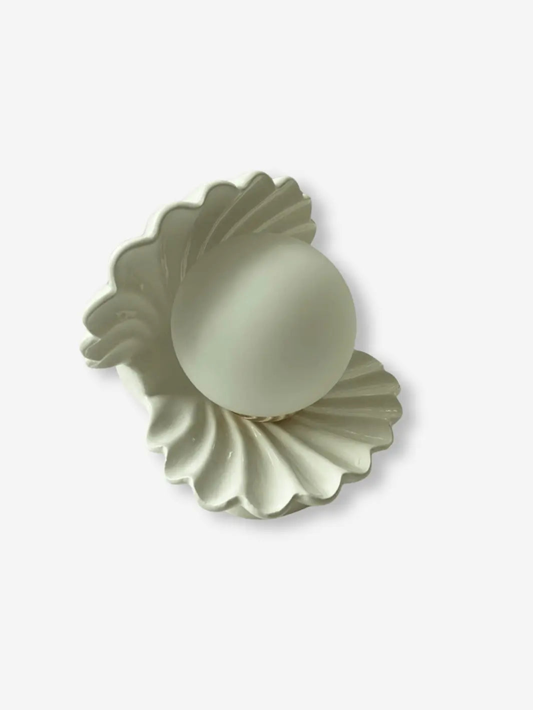 lampe de chevet en ceramique en forme de coquillage qui s ouvre sur une perle qui s allume design moderne