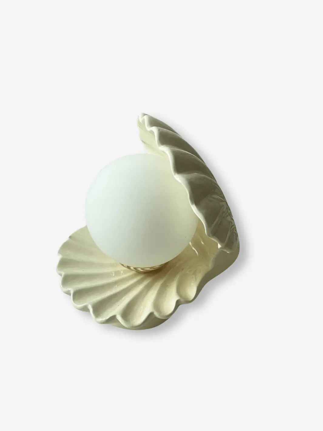 lampe de chevet en ceramique en forme de coquillage qui s ouvre sur une perle qui s allume design moderne