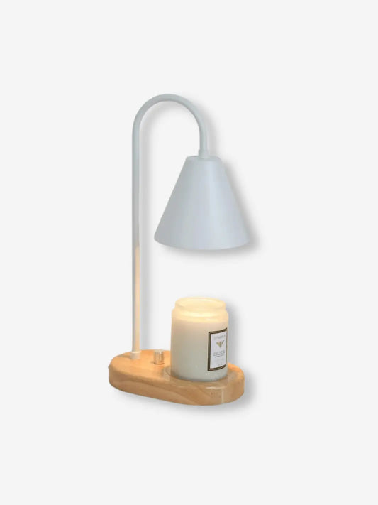 lampe de chevet chauffe bougie avec abat jour blanc et socle en bois sur lequel on pose une bougie qui fond grace a la lumiere de la lampe 