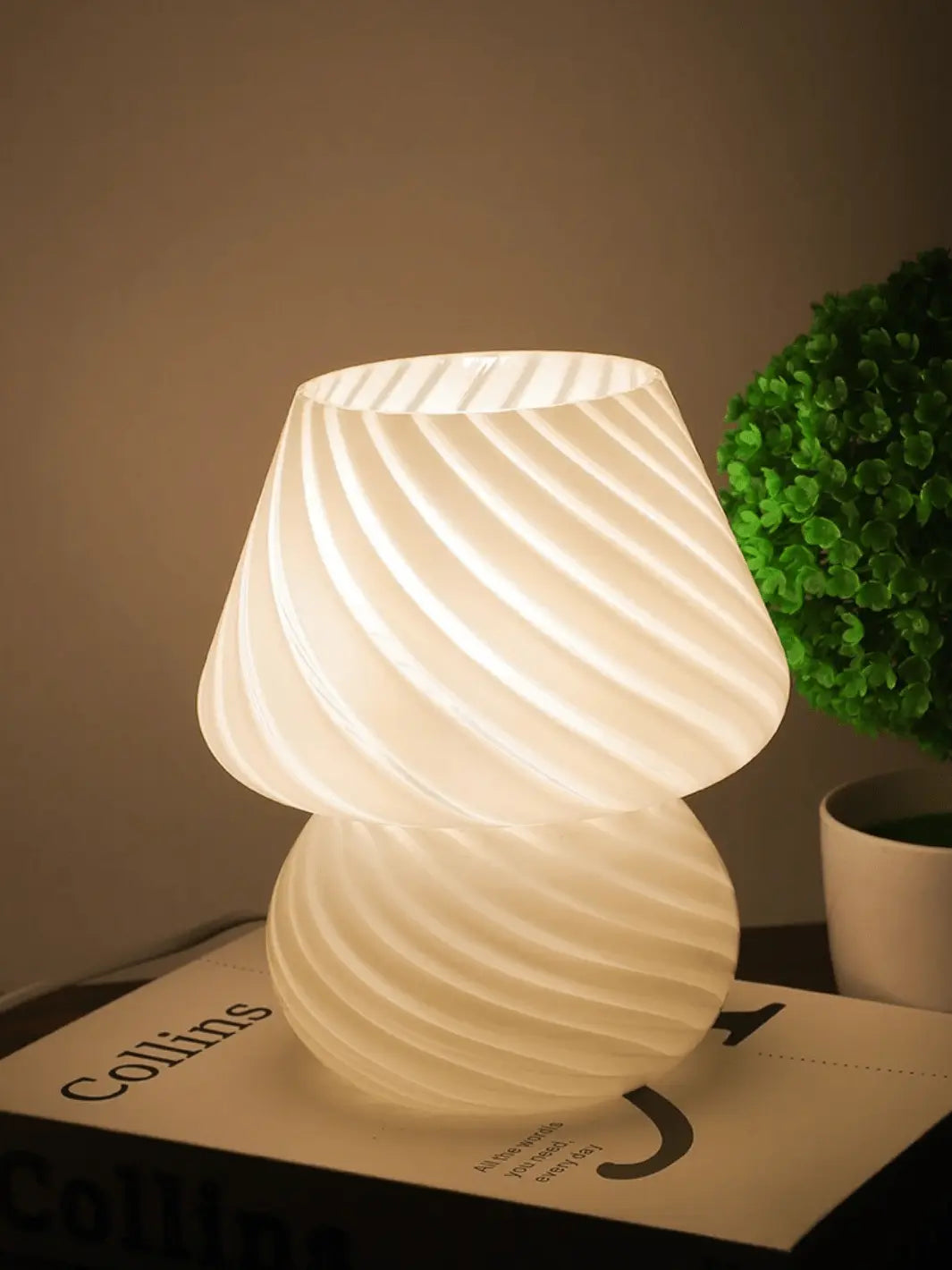 lampe de chevet champignon en verre blanche mignonne et cocooning dans un decor cozy