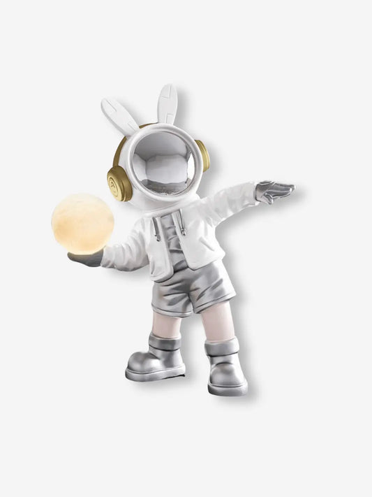 lampe de chevet pour enfant representant un lapin habillee avec un casque sur les oreilles et une balle dans la main la balle etant la lampe 