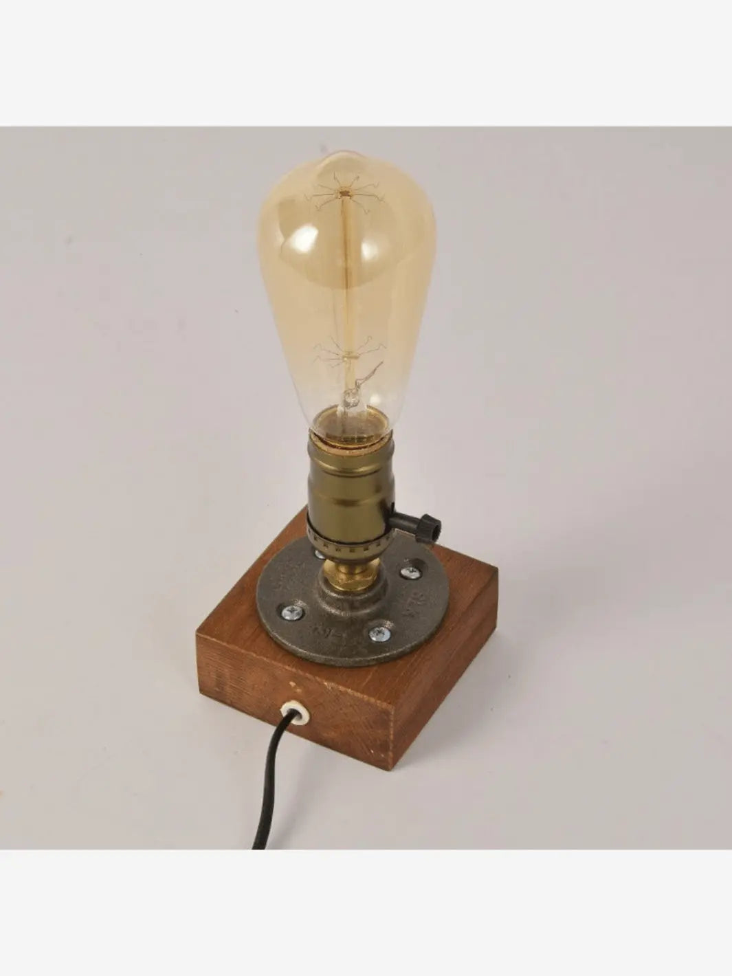 lampe de chevet industrielle rappelant le style vintage industriel socle en bois carre et ampoule a incandescence