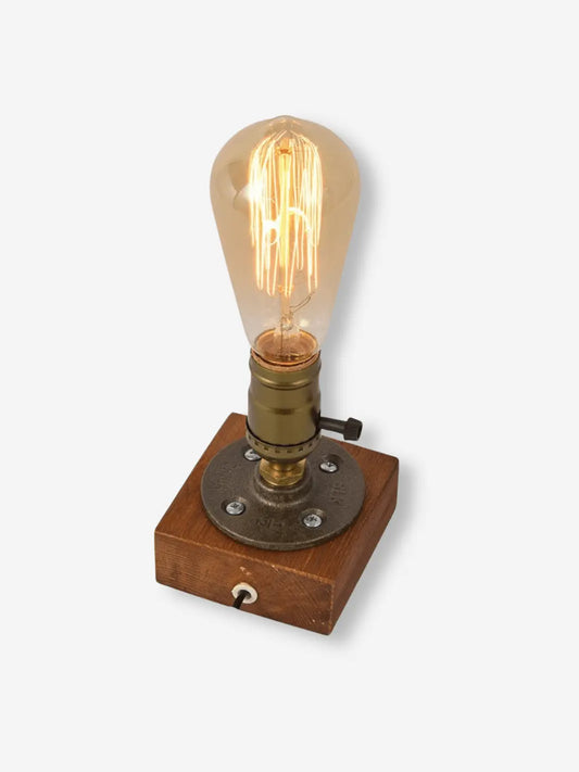 lampe de chevet industrielle rappelant le style vintage industriel socle en bois carre et ampoule a incandescence