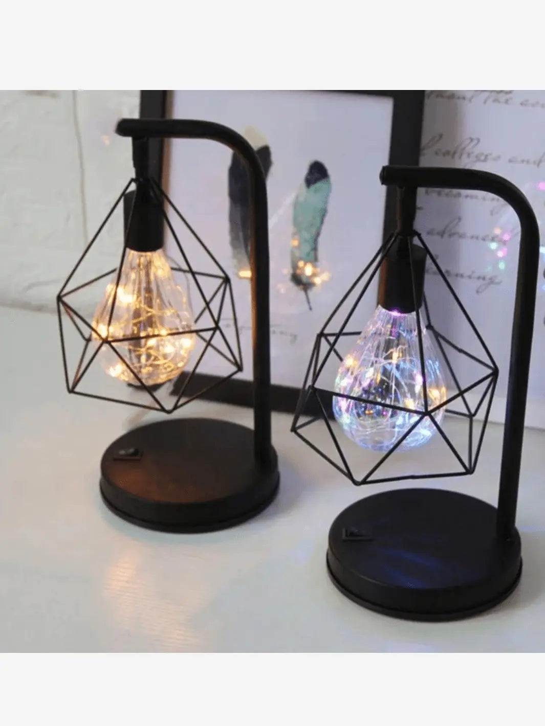 lampes de chevet industrielle usb noires avec ampoule multicolore et ampoule blanche led rappelant un lampadaire avec un abat jour de forme geometrique originale