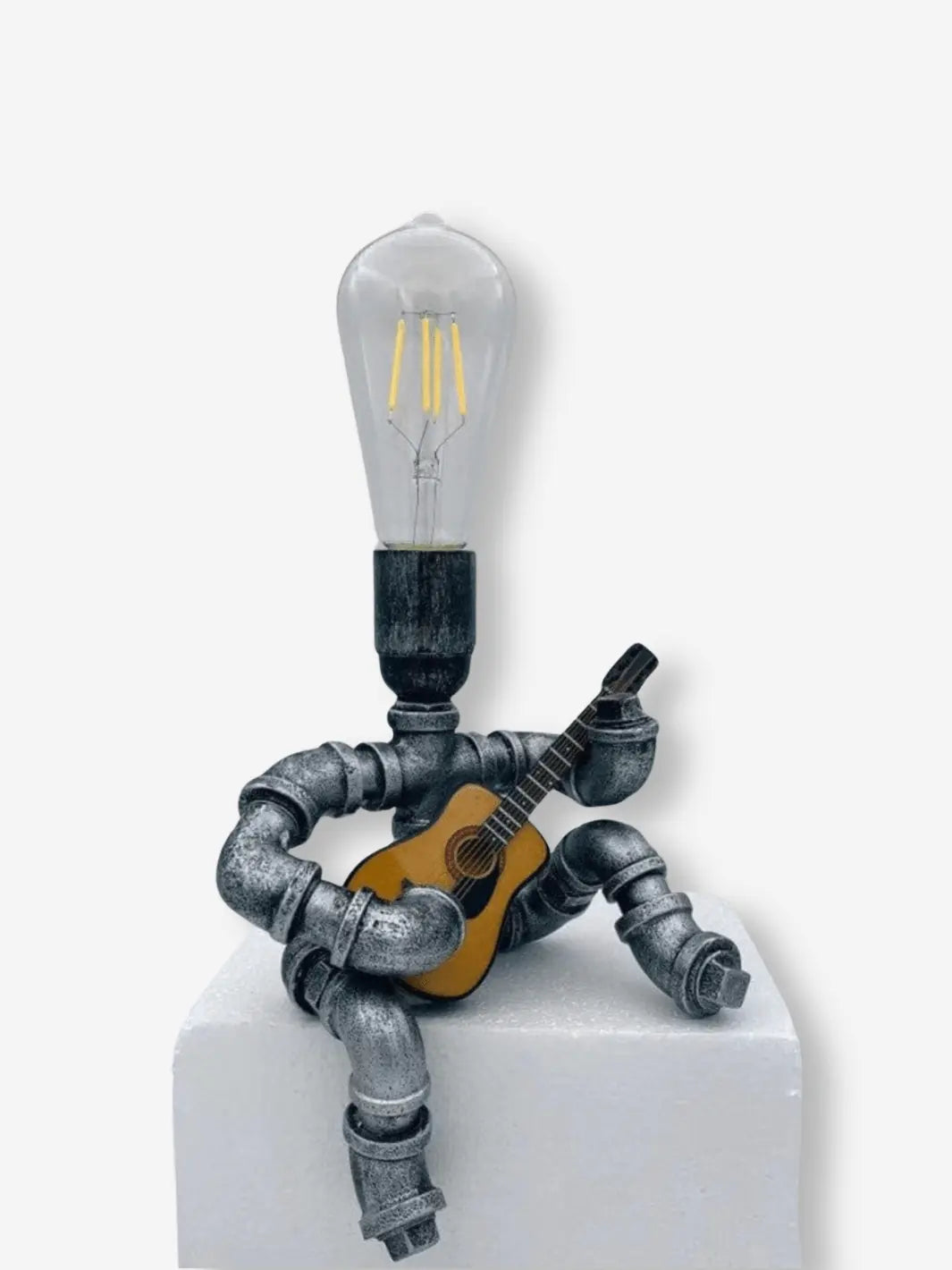 Lampe de chevet industrielle en forme de robot composé de tuyau métallique jouant de la guitare