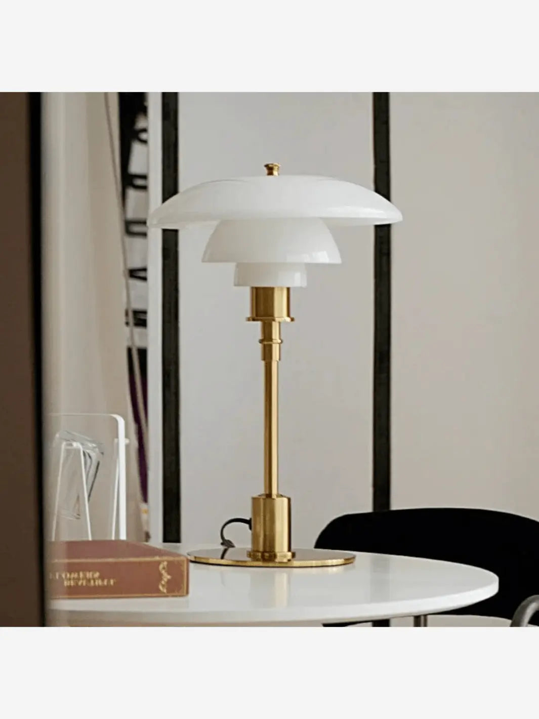 lampe de chevet style champignon couleur blanc et or tres moderne posee sur une table blanche