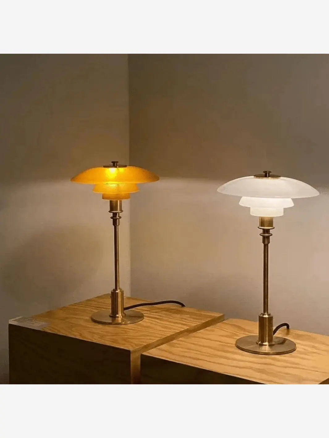 lampes de chevet champignon classe et design en metal de couleur orange or et blanc posees sur deux tables de chevet en bois