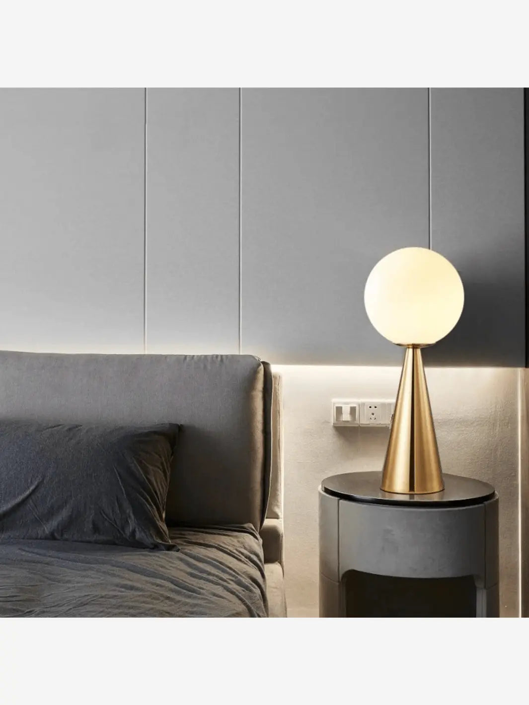 lampe de chevet lampadaire allumee design et moderne posee dans une chambre sur une table de chevet