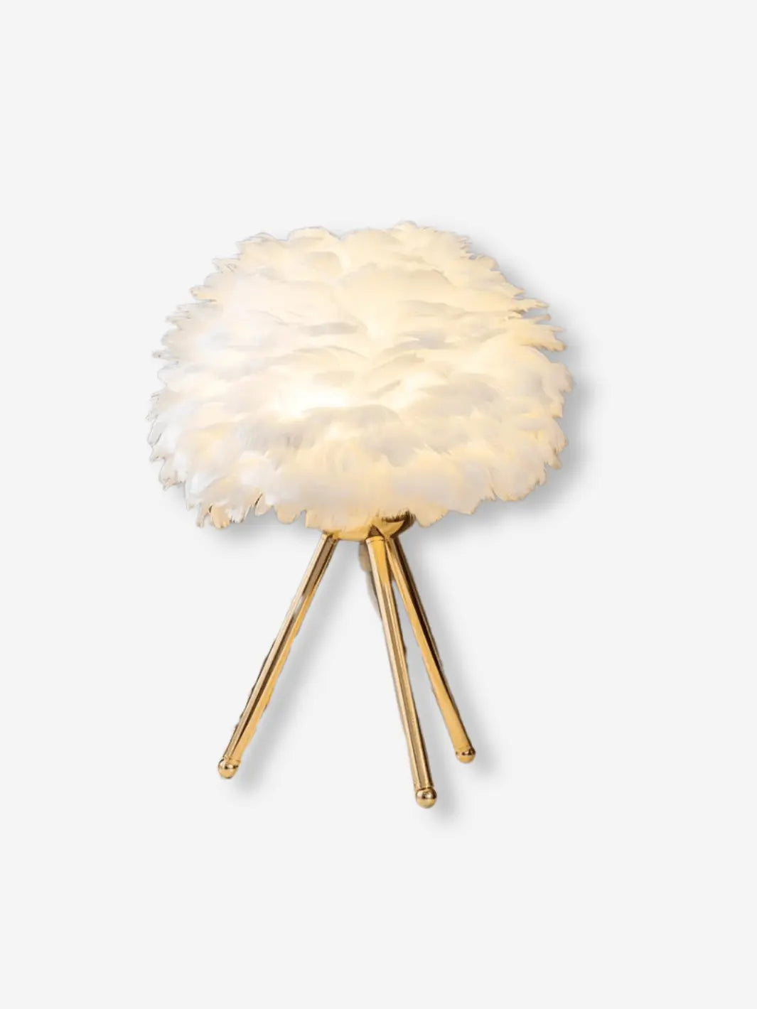 lampe de chevet sur pied avec abat jour en plumes blanches et pieds couleur or design cozy et cocooning