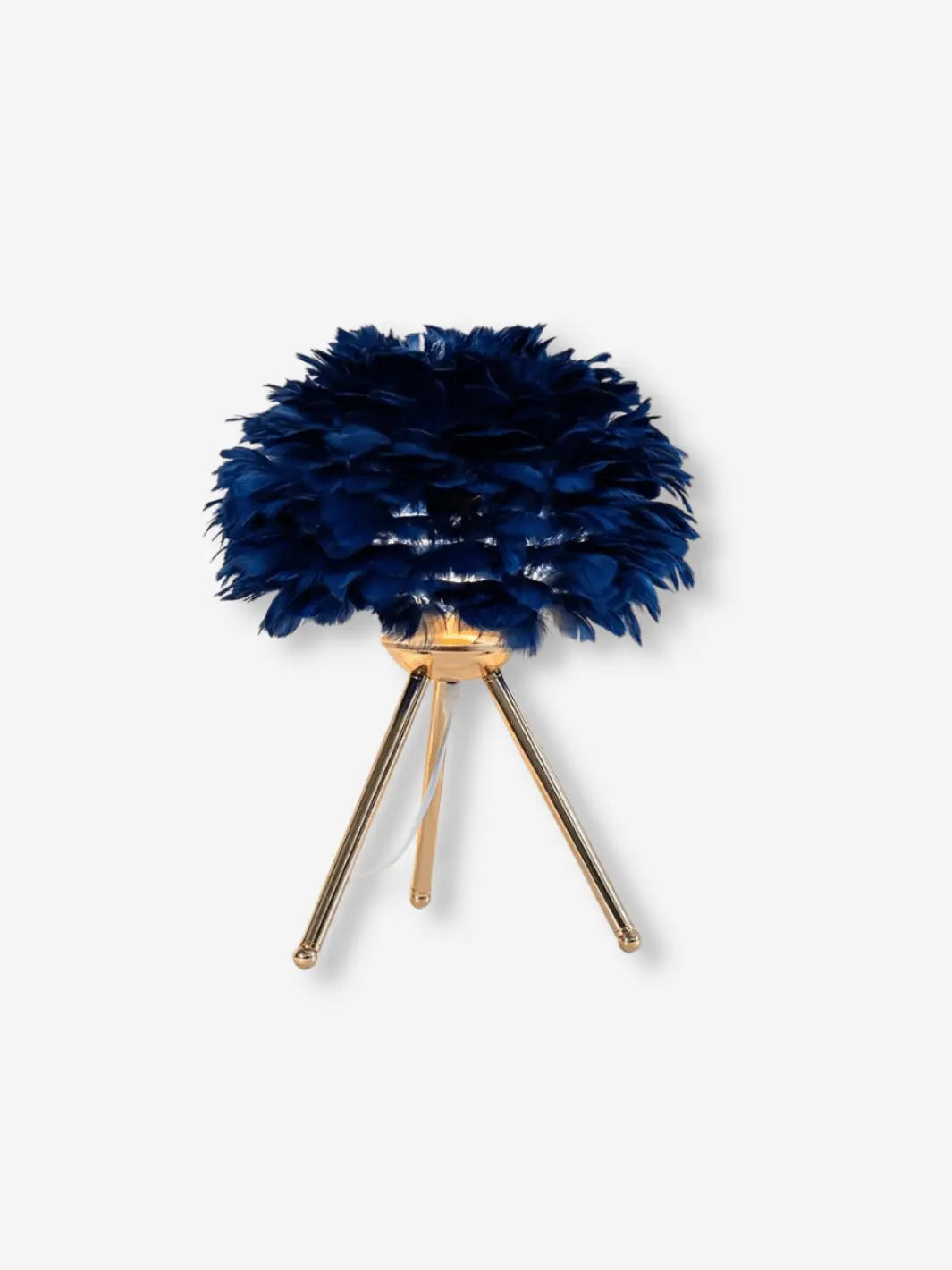 lampe de chevet sur pied avec abat jour en plumes bleu nuit et pieds couleur or design cozy et cocooning