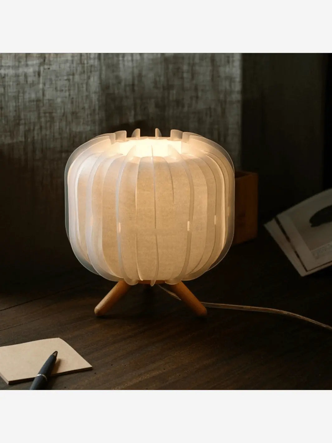 lampe de chevet sur pied en bois avec abat jour en papier blanc